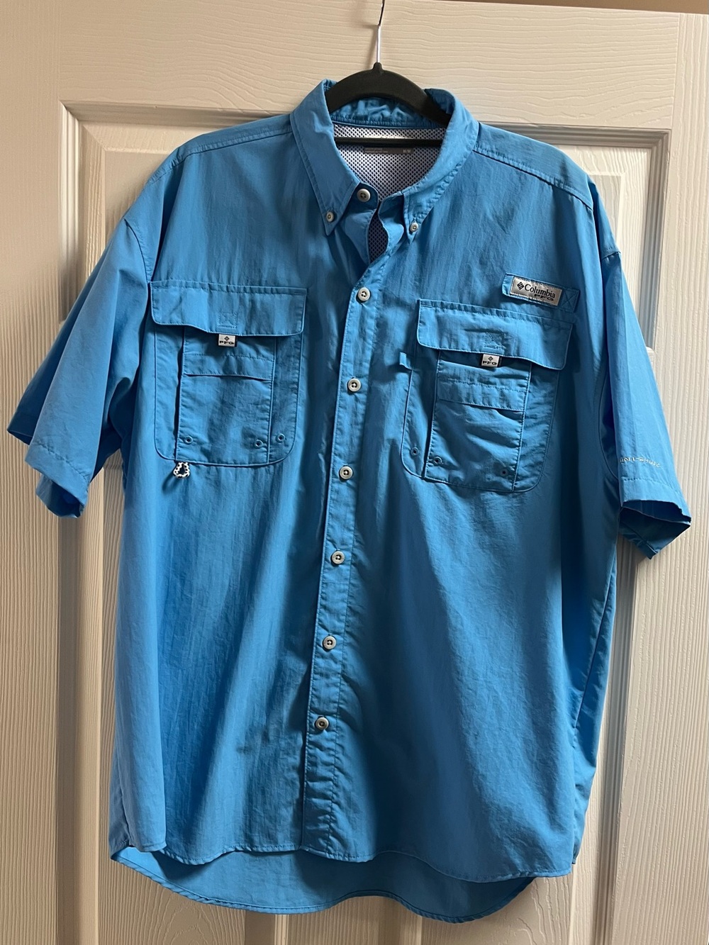 Columbia Men's Short-Sleeve Button-Up Shirt in Bright Blue
